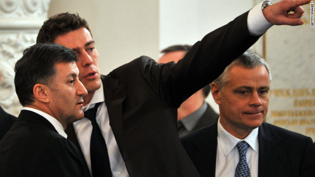 O recém-eleito deputado russo e ex-tenista Marat Safin, centro, gestos como ele fala no Kremlin, em dezembro de 2011.