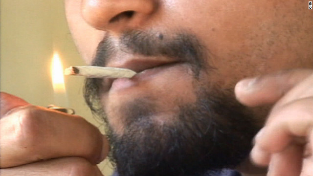 ¿Fumar marihuana hace que le salgan senos a los hombres?