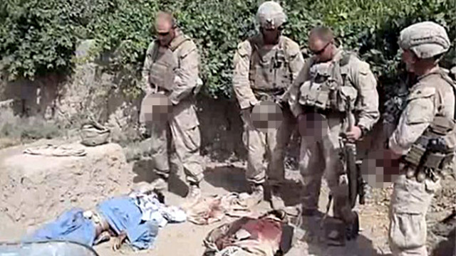 Video muestra a supuestos "marines" de EE.UU. orinando sobre cadáveres