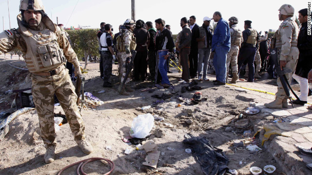 Ιρακινές δυνάμεις ασφαλείας inpsect τη σκηνή του σε βομβιστική επίθεση αυτοκτονίας που σκότωσε περισσότερα από 50 άτομα το Σάββατο κοντά στη Βασόρα.