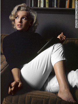 Alfred Eisenstaedt photographed Marilyn Monroe at home in California in 1953.