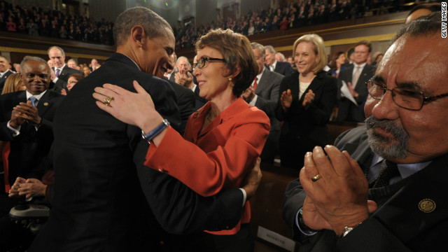 Giffords gets ovation, president’s embrace on eve of resignation