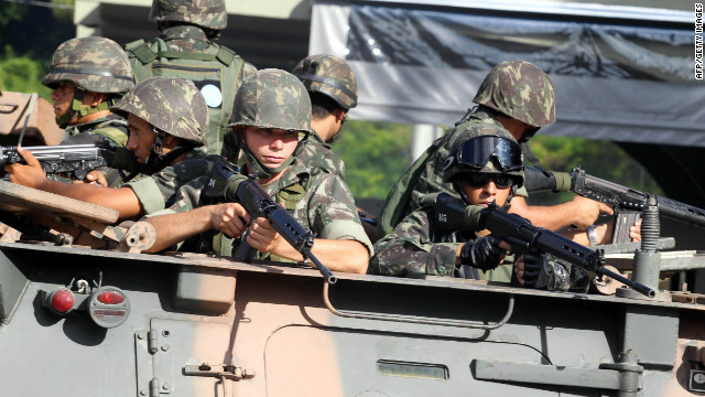 Soldados brasileiros patrulhar as ruas de Salvador em 5 de fevereiro de 2012, na sequência de uma greve dos policiais militares 