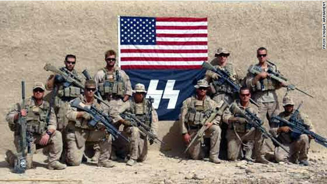 Foto de marines posando delante de una bandera con símbolo nazi desata polémica