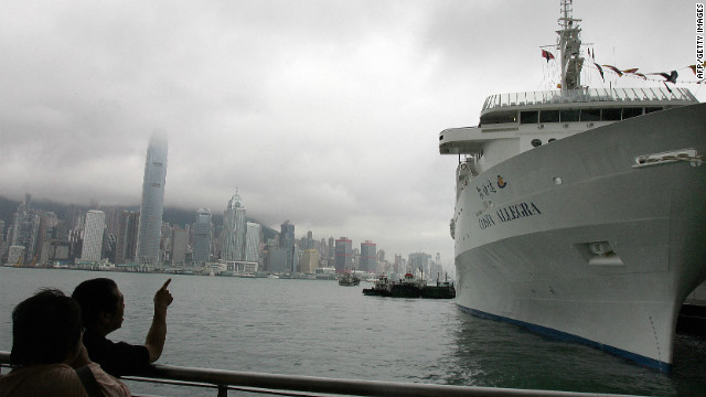 El crucero Allegra, varado en el océano Índico es remolcado a la costa