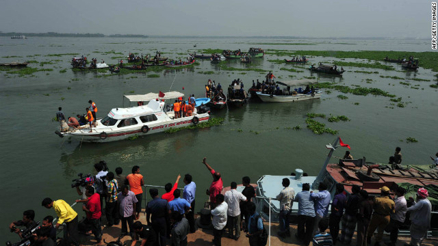 Un ferry con más de 150 personas a bordo naufraga en un río de Bangladesh