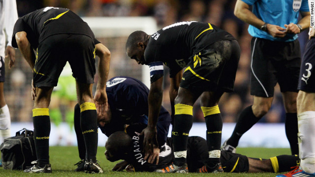 Futbolista Fabrice Muamba está en condición crítica tras desplomarse en partido de FA Cup