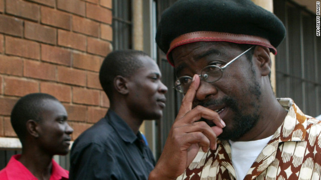 Acusados de ver videos de revueltas árabes esperan sentencia en Zimbabwe