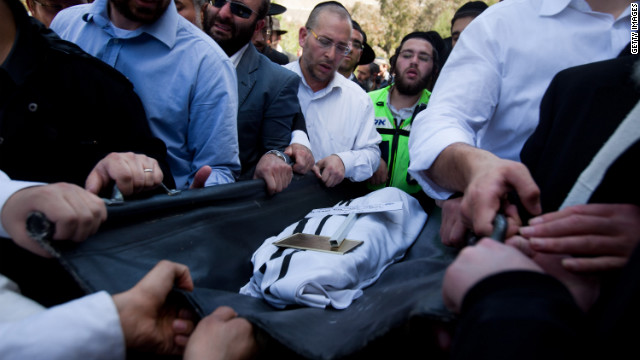  Familieleden en andere rouwenden in Jeruzalem dragen het lichaam van een van de vier slachtoffers van de Toulouse, Frankrijk, school shooting.