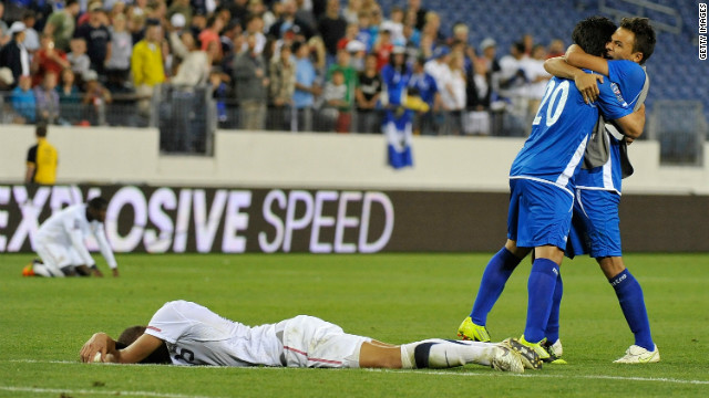 Andres Flores (20) celebrates the late goal by Jaime Alas (right) that gave El Salvador a 3-3 draw.