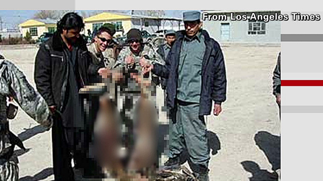 Autoridades condenan fotos de tropas de EE.UU. posando con cuerpos de suicidas