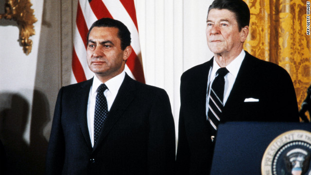 Mubarak poses with U.S. President Ronald Reagan at the White House in 1982. 