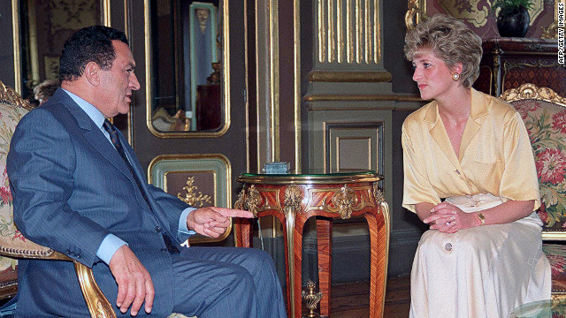 Diana, Princess of Wales, visits Mubarak in 1992 during a trip to Egypt.