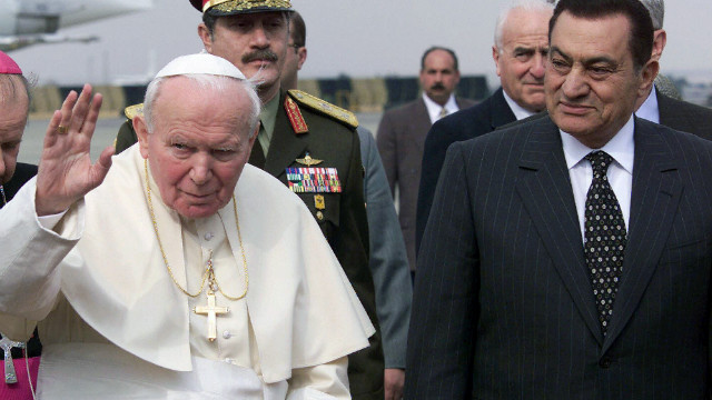 Mubarak welcomes Pope John Paul II to Egypt for a three-day visit in 2000.