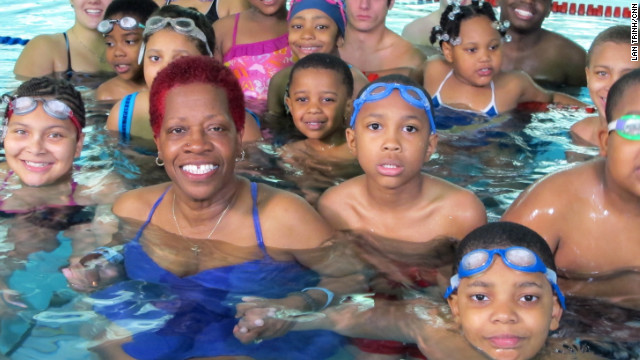 Niños de minorías salen a flote gracias a la natación