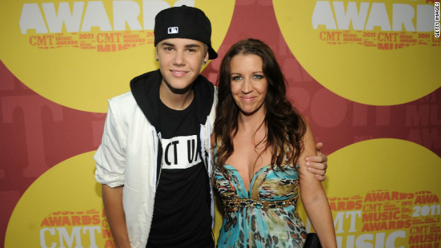 Justin Bieber writes mom a song for Mother's Day