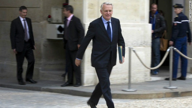 France's newly-appointed Prime Minister, Jean-Marc Ayrault arrives for the first cabinet meeting.