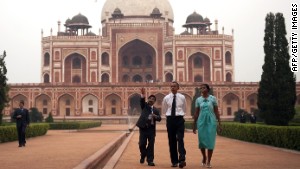 U.S. President Barack Obama and first lady Michelle Obama tour through Humayun\'s Tomb in New Delhi on November 7, 2010.