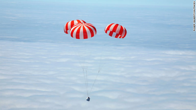 This image shows how Dragon returns to Earth, under parachutes, to splashdown in the ocean, much like the spacecraft of Mercury, Gemini and Apollo.