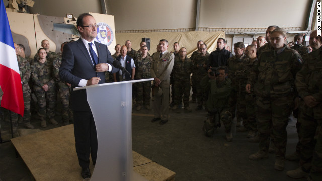 François Hollande visita de sorpresa Afganistán y promete retirar las tropas