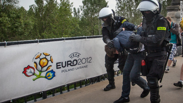 Polish police have detained 184 people following Euro 2012 violence in Warsaw.