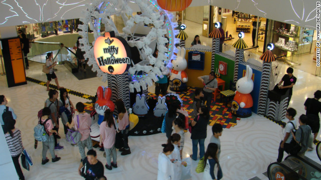 The scent of bubble gum is pumped out of Hong Kong clothing store 2% to try to draw teenage girl customers.