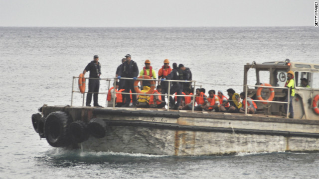 Rescatan a 136 personas tras el naufragio de un barco en Australia