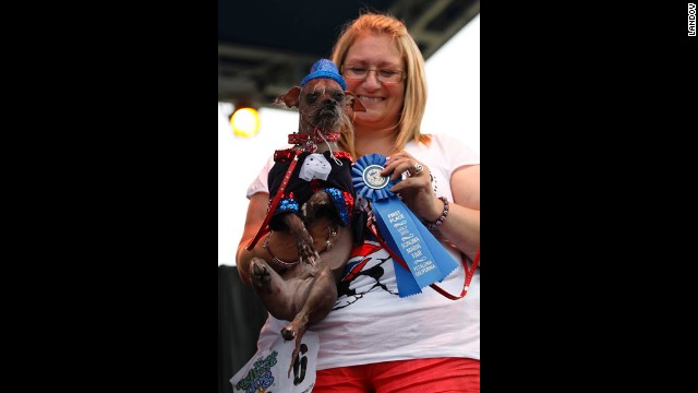 Bev Nicholson puts a ribbon on Mugly, who won $1,000 in prize money.