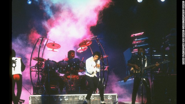 Jackson performs with his brothers.