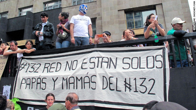 Parents of student protesters display a sign supporting the youth movement known as #YoSoy132. "You are not alone," it says.