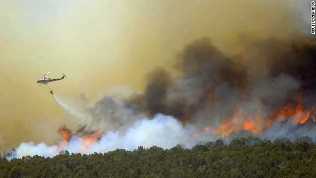 Incendio de "proporciones épicas" en Colorado desplaza a 32.000 personas