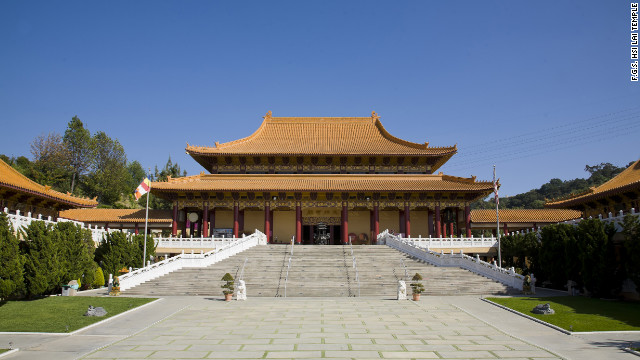 The Hsi Lai Temple's architecture is faithful to the Ming and Ching dynasties, which ruled in China from the 14th to 20th centuries. 