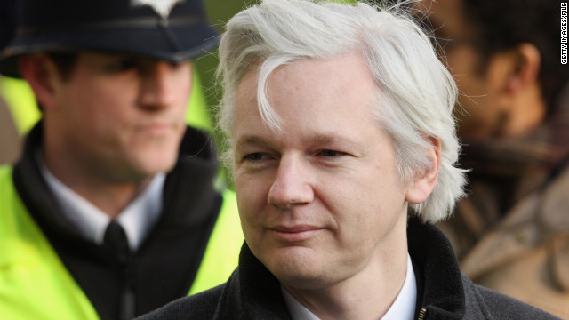 Assange no piensa entregarse y seguirá refugiado en la embajada de Ecuador