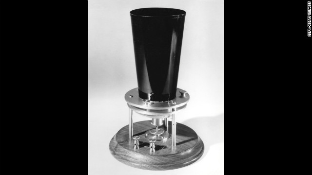 Alexander Graham Bell invented the liquid transmitter circa 1876.