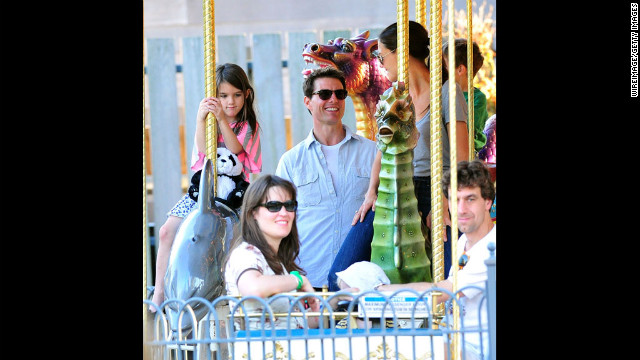 Cruise and Holmes visited Schenley Plaza's carousel with daughter Suri in 2011 in Pittsburgh, Pennsylvania. 