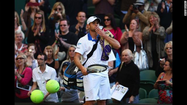 Andy Roddick of the United States blows a kiss to the crowd after being defeated by David Ferrer of Spain in a third-round match Saturday.