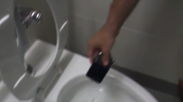 Casi 60% de usuarios de smartphone meterían la mano al inodoro para rescatarlo