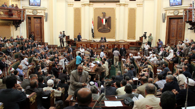 La Corte Suprema egipcia detiene la orden presidencial de reanudar el Parlamento