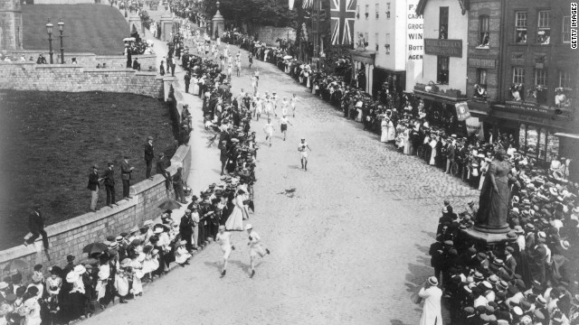 Marathon runners set off from Windsor Castle, cheered on by crowds as they race towards the Olympic Stadium in White City.