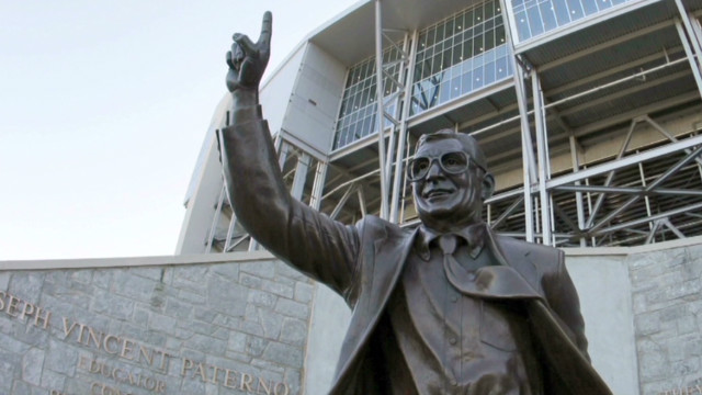 Retiran estatua de Joe Paterno, el entrenador que encubrió a un pederasta