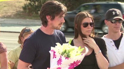Christian Bale visita a las víctimas del tiroteo en un cine de Colorado Christian Bale visita a las víctimas del tiroteo en un cine de Colorado
