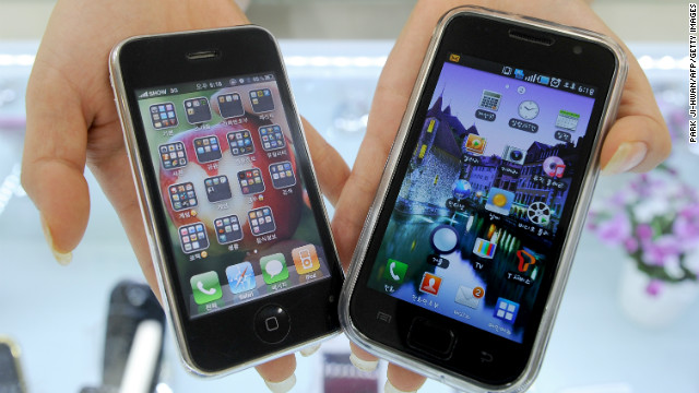 A South Korea shop manager shows Samsung Electronics' Galaxy S mobile phone, right, and Apple's iPhone 3G.