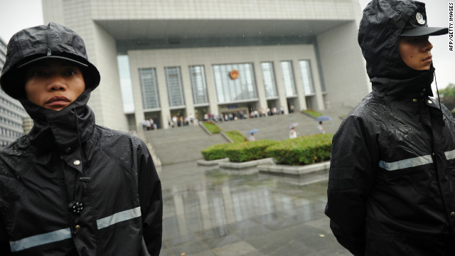 Policemen keep watch outside the Intermediate People's Court in Hefei, Anhui province where Gu Kailai went on trial.