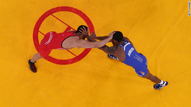 Burroughs, in blue, competes with Goudarzi in the gold medal match.