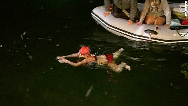 Una niña de 14 años nada 51 kilómetros sola en aguas abiertas