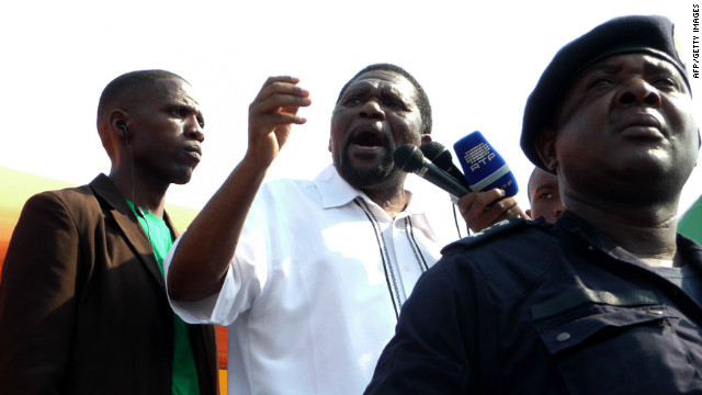 UNITA leader Isaias Samakuva (center), delivers a speech during the May 19 demonstration. The opposition has repeatedly expressed concerns about the electoral process.