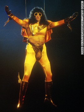 Howard Stern, dressed as "Fartman," showed off his butt cheeks at the 1992 show in a pair of tight yellow pants with strategically placed cutouts. The audience got a good look at the radio personality's derriere when he was lowered onto the stage to present an award.