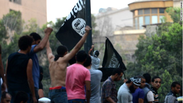 Manifestantes en Egipto remplazan banderas de EE.UU. con otras con emblemas islámicos