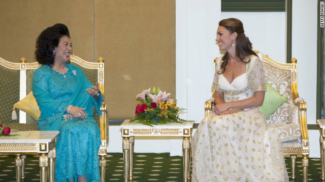 Catherine talks to Sultanah Tuanku Haminah binti Hamidun, the Raja Permaisuri Agong of Malaysia, during an official dinner hosted by Malaysia's sultan.