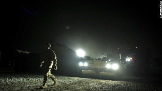 Insurgentes con uniformes del ejército de Estados Unidos atacan base de la OTAN